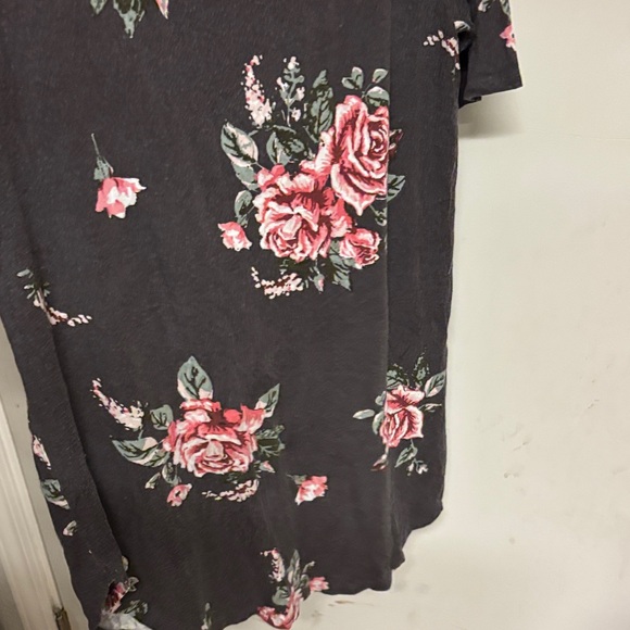 Elegant Floral Short Sleeve Top - Picture 7 of 7